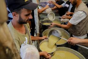 Palestinians Queue For Food - Gaza