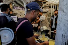 Palestinians Queue For Food - Gaza