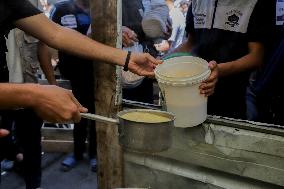 Palestinians Queue For Food - Gaza