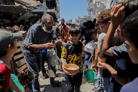 Palestinians Queue For Food - Gaza