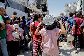 Palestinians Queue For Food - Gaza