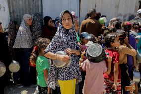 Palestinians Queue For Food - Gaza