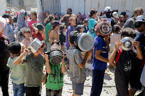 Palestinians Queue For Food - Gaza