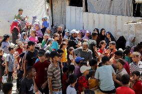 Palestinians Queue For Food - Gaza