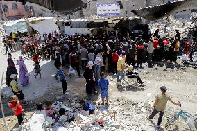 Palestinians Queue For Food - Gaza