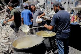 Palestinians Queue For Food - Gaza