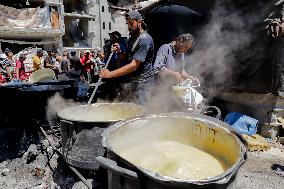 Palestinians Queue For Food - Gaza