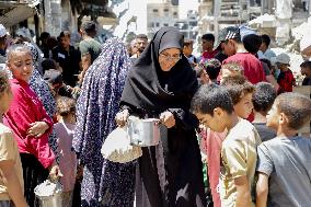 Palestinians Queue For Food - Gaza