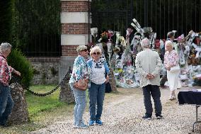 Mourners Bid Adieu To French Film Star Alain Delon - Douchy