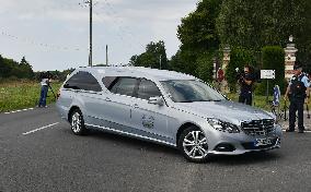 Arrival Of The Hearse At Alain Delon's Estate - Douchy