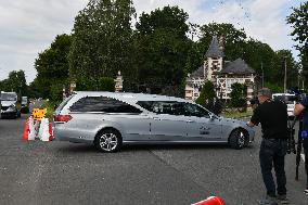 Arrival Of The Hearse At Alain Delon's Estate - Douchy