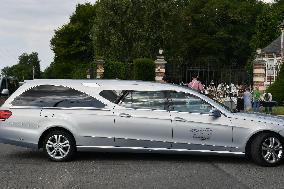 Arrival Of The Hearse At Alain Delon's Estate - Douchy