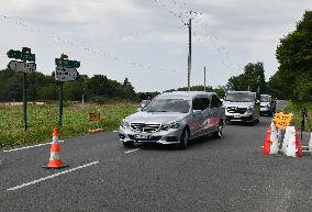 Arrival Of The Hearse At Alain Delon's Estate - Douchy