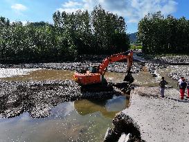 China Anneng Shenyang Rescue Team Repairs A Road in Huludao