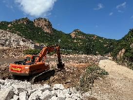 China Anneng Shenyang Rescue Team Repairs A Road in Huludao