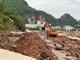 China Anneng Shenyang Rescue Team Repairs A Road in Huludao