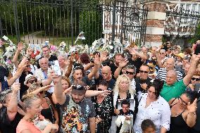 Fans And Mourners Pay Tribute To Screen Legend Alain Delon - Douchy