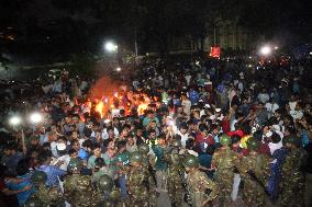 40 Injured As DU Students And Ansar Members Clash At Secretariat - Dhaka