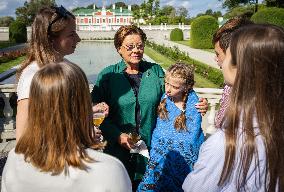 Sirje Karis meeting Ukrainian families