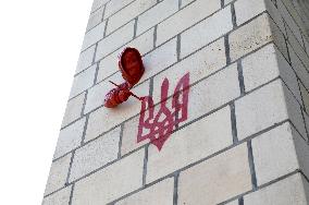 Sculpture by French street artist James Colomina on Central Post Offices wall in Kyiv