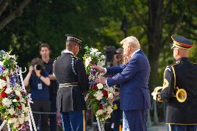 Donald Trump Visits Arlington Cemetery To Pay Tribute To The 13 Servicemembers Killed During The Afghanistan Evactuation.