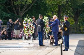 Donald Trump Visits Arlington Cemetery To Pay Tribute To The 13 Servicemembers Killed During The Afghanistan Evactuation.