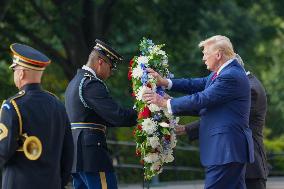 Donald Trump Visits Arlington Cemetery To Pay Tribute To The 13 Servicemembers Killed During The Afghanistan Evactuation.