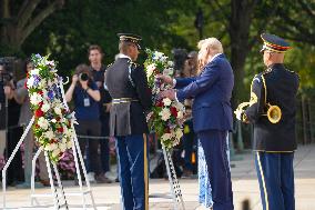 Donald Trump Visits Arlington Cemetery To Pay Tribute To The 13 Servicemembers Killed During The Afghanistan Evactuation.