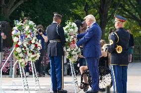 Donald Trump Visits Arlington Cemetery To Pay Tribute To The 13 Servicemembers Killed During The Afghanistan Evactuation.