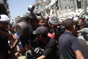 People Gather To Receive Food Relief - Gaza