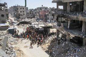 People Gather To Receive Food Relief - Gaza