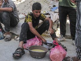 People Gather To Receive Food Relief - Gaza