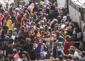 People Gather To Receive Food Relief - Gaza