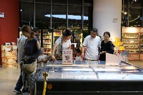 Tourists Shop For Central Asian Products