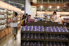 Tourists Shop For Central Asian Products