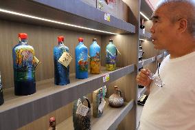 Tourists Shop For Central Asian Products