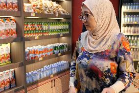 Tourists Shop For Central Asian Products