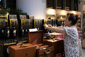 Tourists Shop For Central Asian Products