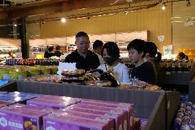 Tourists Shop For Central Asian Products