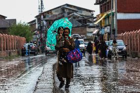 Daily Life In Kashmir