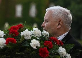 Jaroslaw Kaczynski Continues Monthly Visits To Brother's Crypt At Wawel