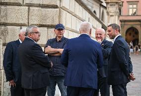 Jaroslaw Kaczynski Continues Monthly Visits To Brother's Crypt At Wawel