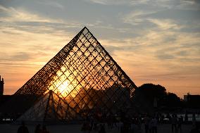 Sunset Over The Louvre Pyramid - Paris