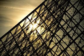 Sunset Over The Louvre Pyramid - Paris