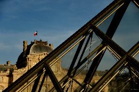 Sunset Over The Louvre Pyramid - Paris