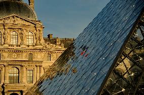 Sunset Over The Louvre Pyramid - Paris