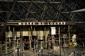 Sunset Over The Louvre Pyramid - Paris