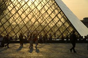 Sunset Over The Louvre Pyramid - Paris