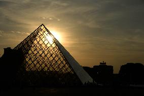 Sunset Over The Louvre Pyramid - Paris