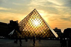 Sunset Over The Louvre Pyramid - Paris